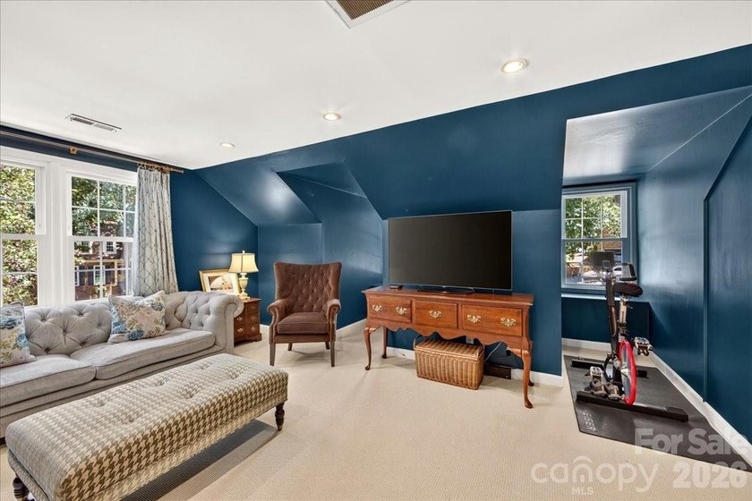 Welcome to Williamsburg Raintree! This updated 5-bedroom house - photo 24