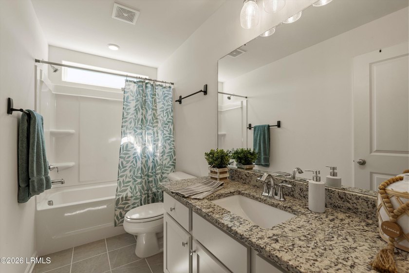 Beautifully maintained 3-Bedroom 2.5 Bath home with a dedicated - photo 25