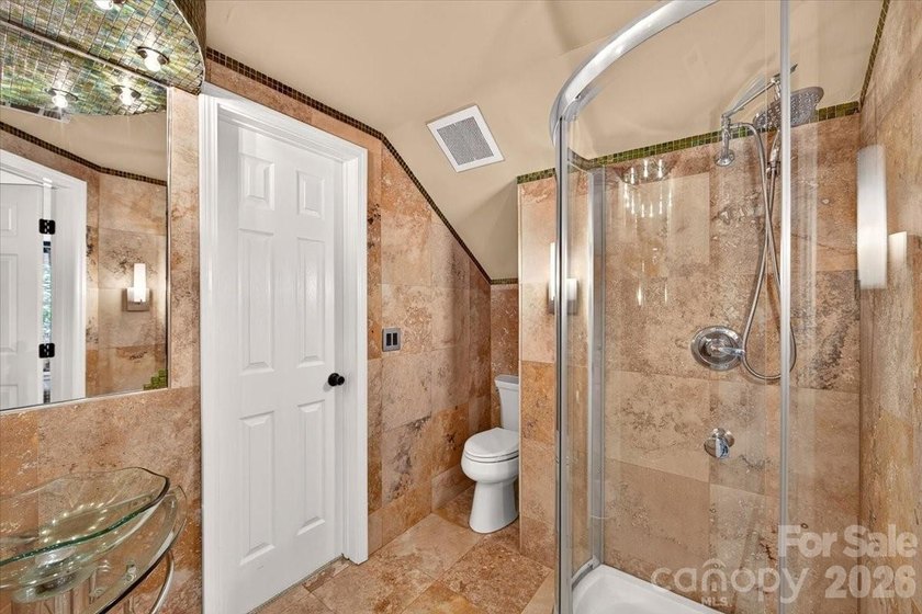 Welcome to Williamsburg Raintree! This updated 5-bedroom house - photo 25