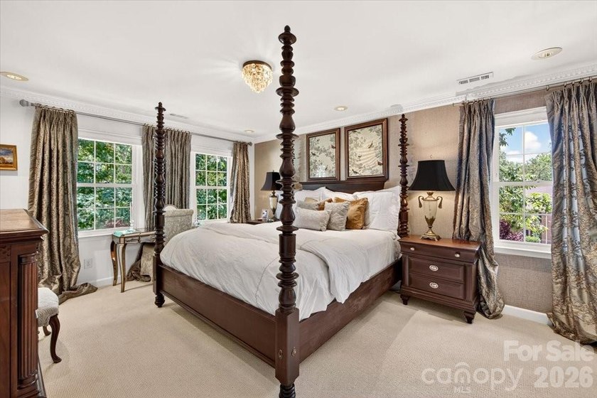 Welcome to Williamsburg Raintree! This updated 5-bedroom house - photo 30
