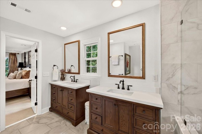 Welcome to Williamsburg Raintree! This updated 5-bedroom house - photo 32