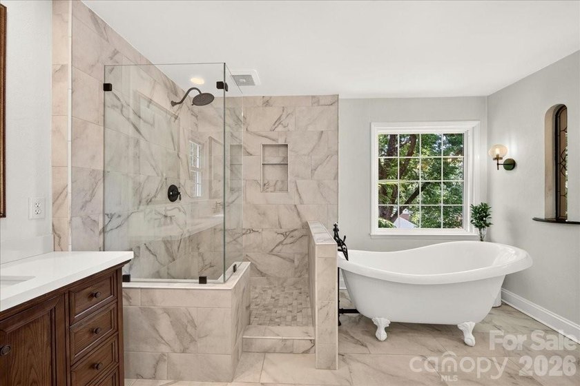 Welcome to Williamsburg Raintree! This updated 5-bedroom house - photo 33