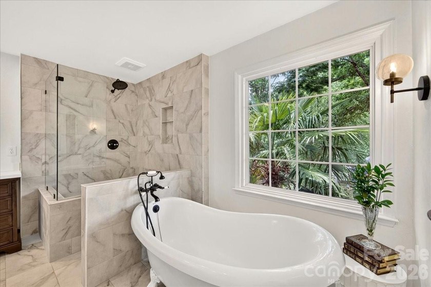 Welcome to Williamsburg Raintree! This updated 5-bedroom house - photo 34