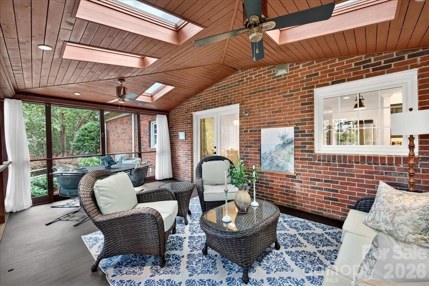 Welcome to Williamsburg Raintree! This updated 5-bedroom house - photo 36