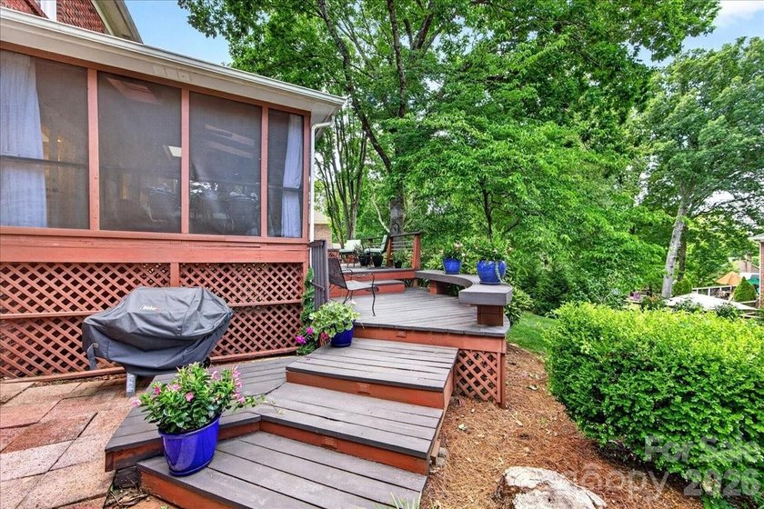 Welcome to Williamsburg Raintree! This updated 5-bedroom house - photo 38