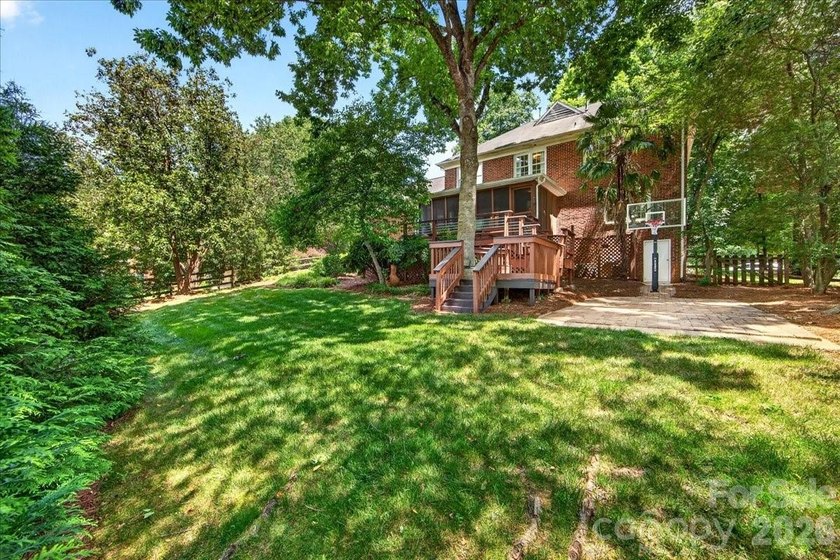 Welcome to Williamsburg Raintree! This updated 5-bedroom house - photo 40