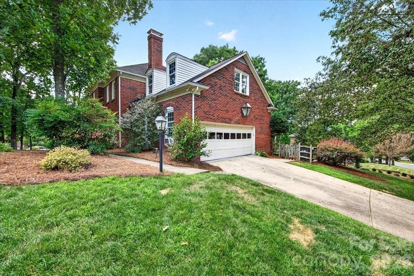 Welcome to Williamsburg Raintree! This updated 5-bedroom house - photo 41