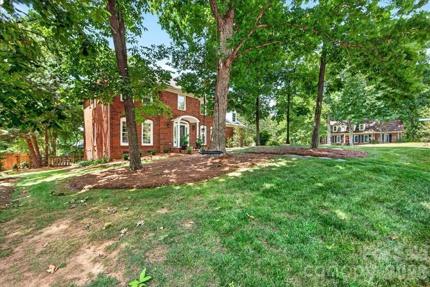 Welcome to Williamsburg Raintree! This updated 5-bedroom house - photo 42