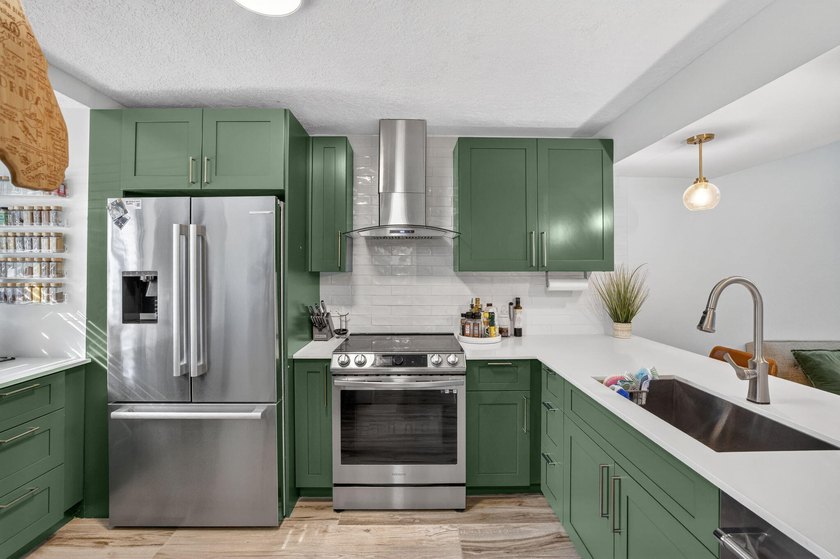 RARELY AVAILABLE and beautifully updated, 3- bed, 2- bath - photo 11