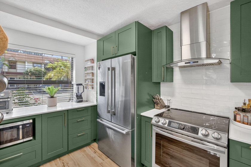 RARELY AVAILABLE and beautifully updated, 3- bed, 2- bath - photo 12