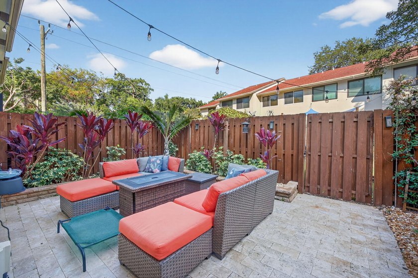 RARELY AVAILABLE and beautifully updated, 3- bed, 2- bath - photo 18