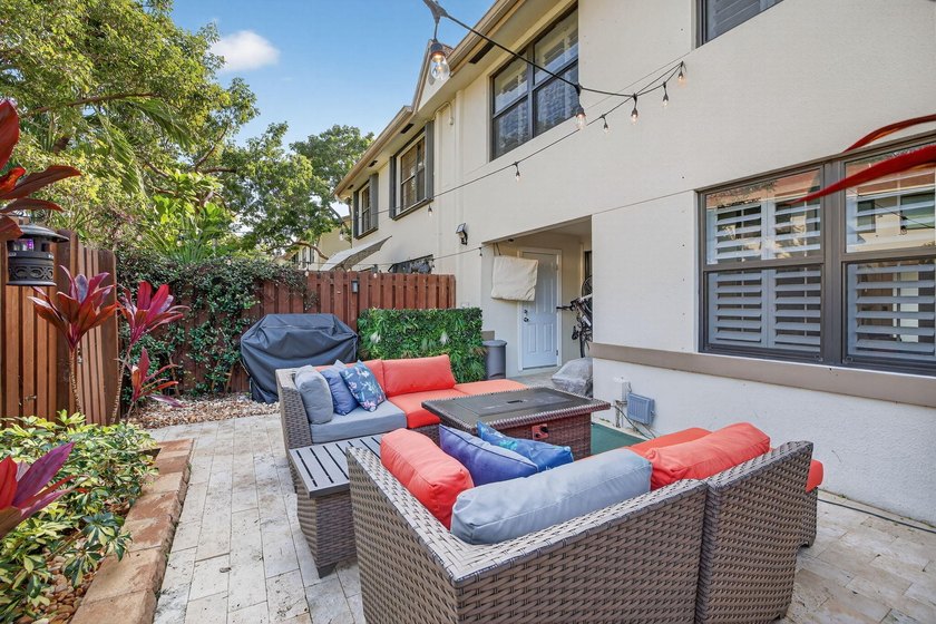 RARELY AVAILABLE and beautifully updated, 3- bed, 2- bath - photo 20