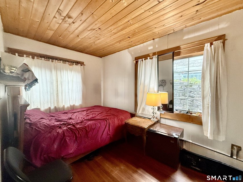 Welcome to this charming and cozy bungalow nestled in the heart - photo 8