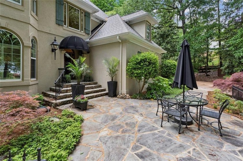 House back on market!! Wonderful Country French Home with one - photo 3