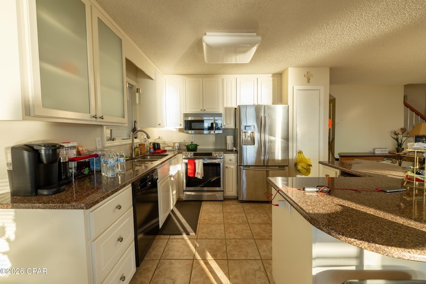 Beautiful lakefront single-family home on a full acre at the end - photo 11