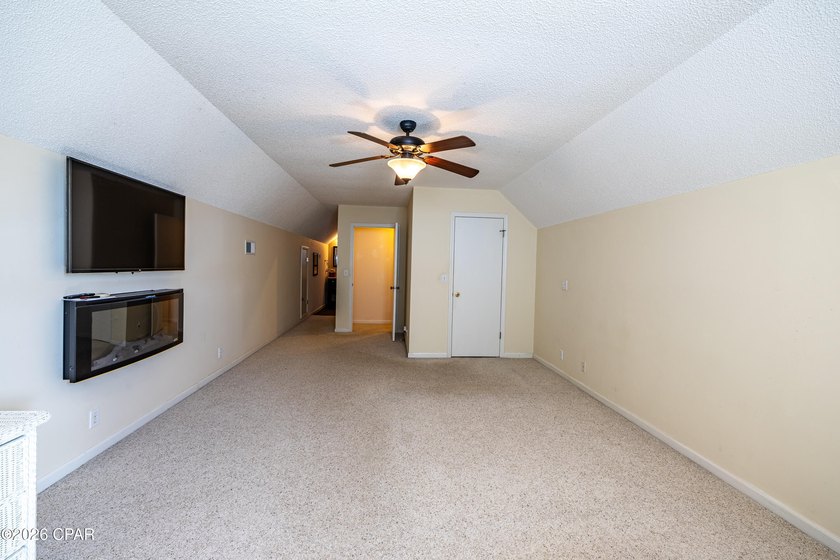 Beautiful lakefront single-family home on a full acre at the end - photo 33