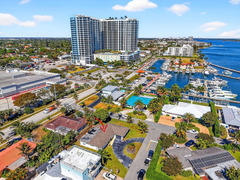 Discover the ultimate coastal lifestyle at 3651 Palm Drive in - photo 4