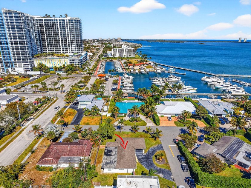 Discover the ultimate coastal lifestyle at 3651 Palm Drive in - photo 5