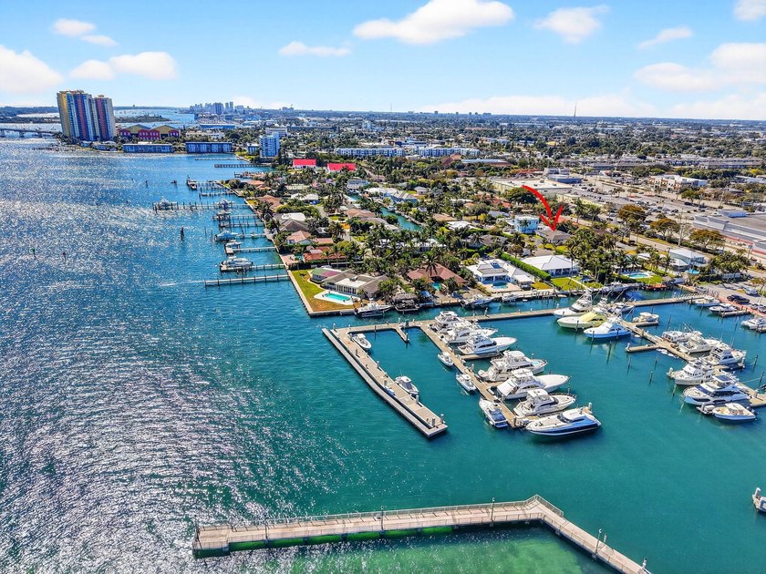 Discover the ultimate coastal lifestyle at 3651 Palm Drive in - photo 7