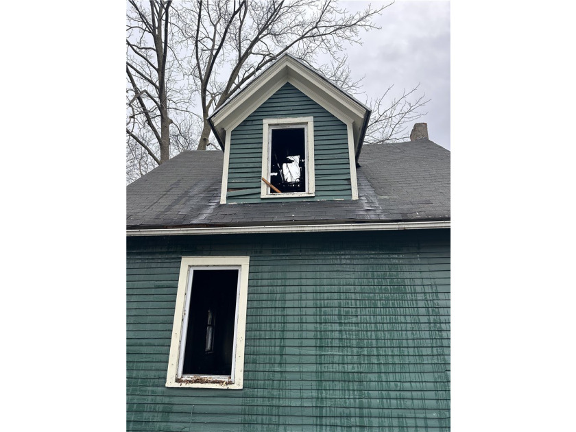 Great value-add DUPLEX opportunity! Property sustained a house - photo 4