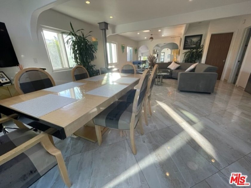 Welcome to a captivating coastal Mediterranean-style retreat in - photo 3