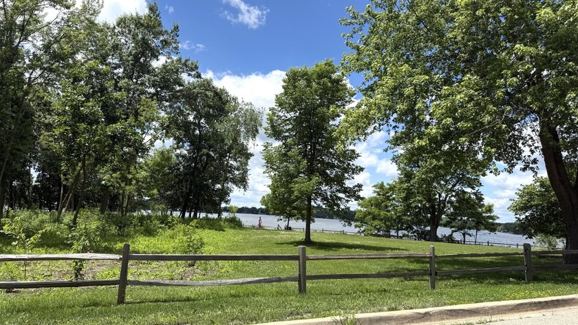 Enjoy the perfect blend of privacy and lake-area living in this - photo 30