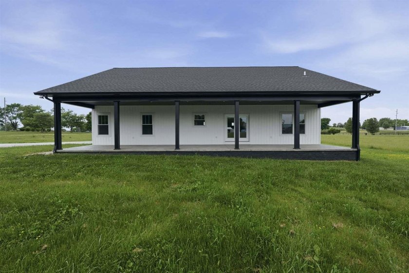 For sale is a 1600 square foot 3 bedroom 2 bath split floor plan - photo 4