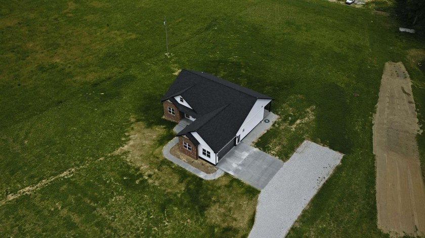 For sale is a 1600 square foot 3 bedroom 2 bath split floor plan - photo 8