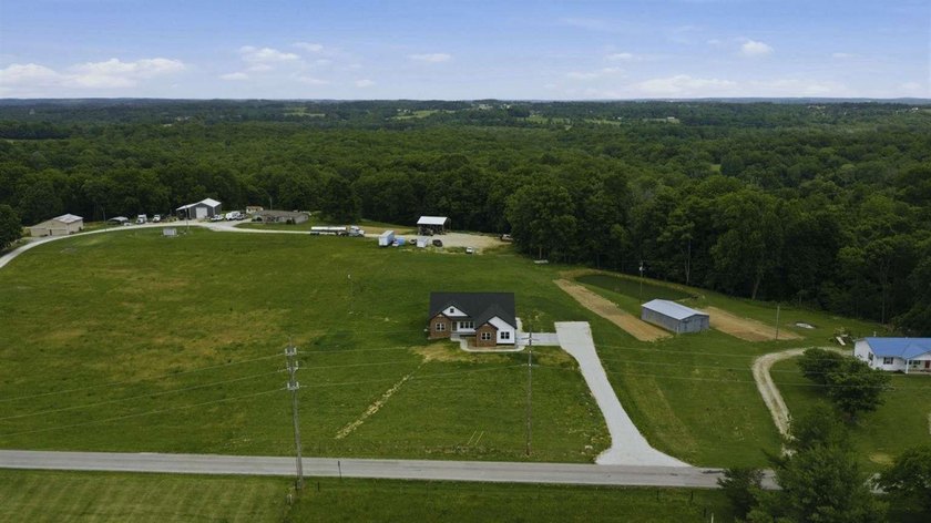 For sale is a 1600 square foot 3 bedroom 2 bath split floor plan - photo 9
