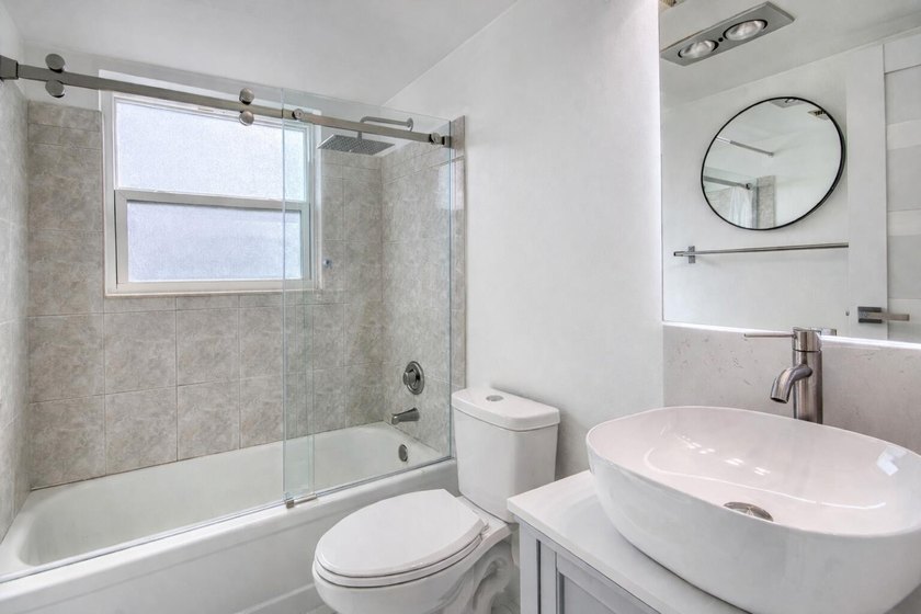 Beautifully remodeled 2BR/1.5BA upstairs corner condo with water - photo 8