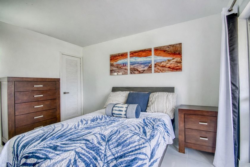 Beautifully remodeled 2BR/1.5BA upstairs corner condo with water - photo 9