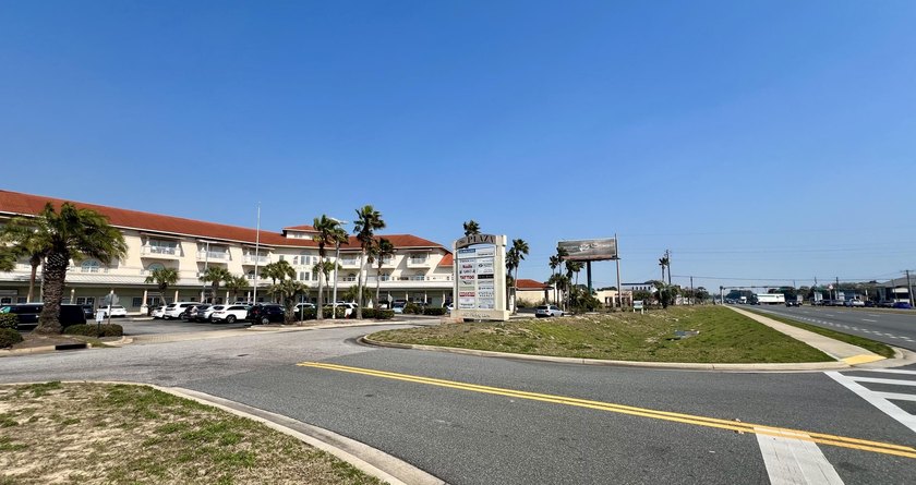 Well-maintained office space available in The Plaza, centrally - photo 22