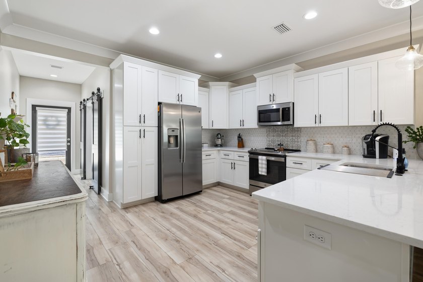 A must-see in Freeport! This 3-bedroom, 2-bath home with a flex - photo 15