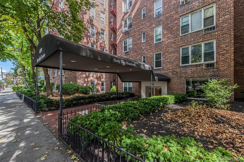 Welcome home to this bright and inviting top-floor one-bedroom - photo 12