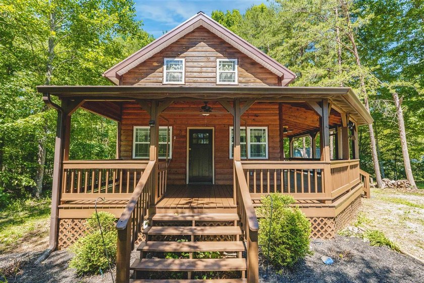 Lake living at its finest! This charming log-sided home offers - photo 3