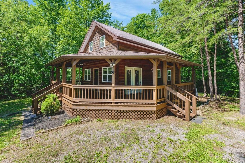 Lake living at its finest! This charming log-sided home offers - photo 4