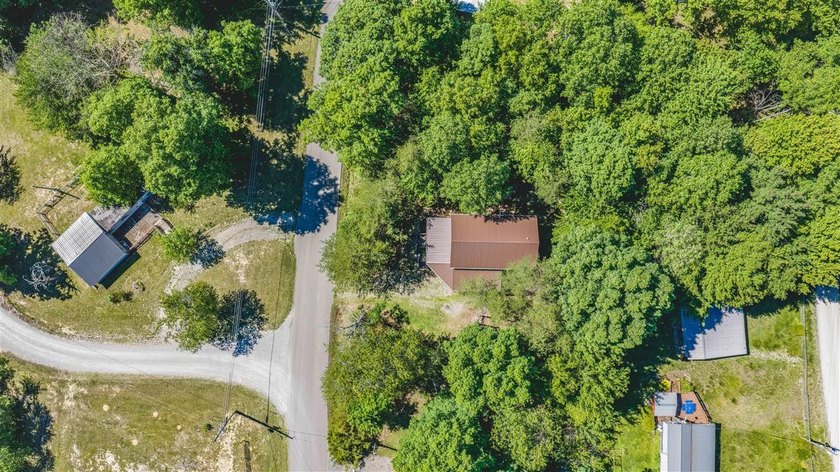 Lake living at its finest! This charming log-sided home offers - photo 6