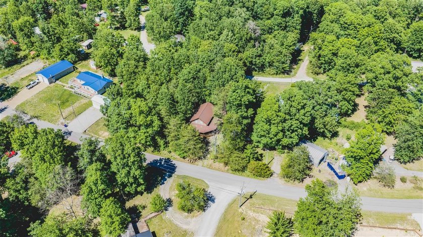 Lake living at its finest! This charming log-sided home offers - photo 7