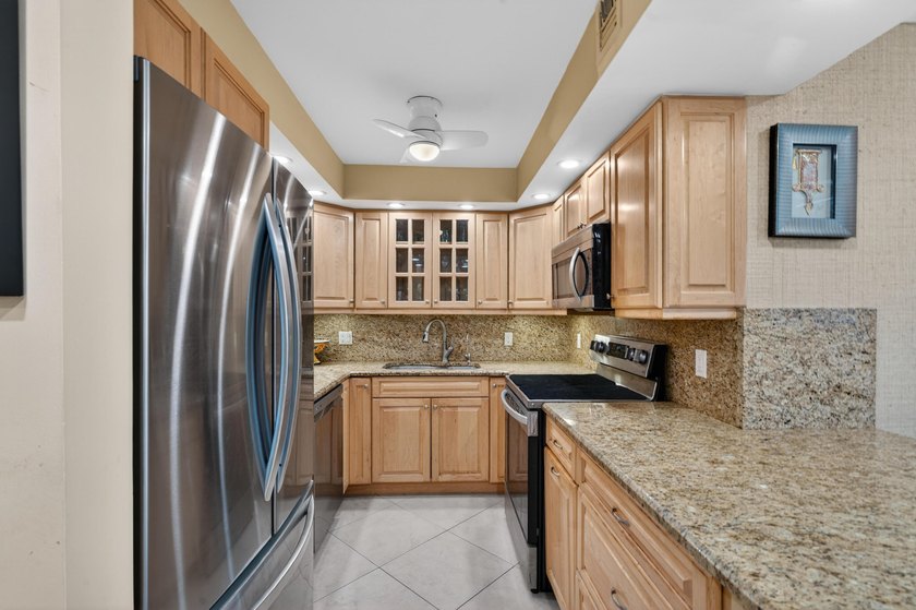 WATERFRONT UPSCALE CUSTOM RENOVATION 2BR/2 B CONDO BE PROUD OF - photo 7