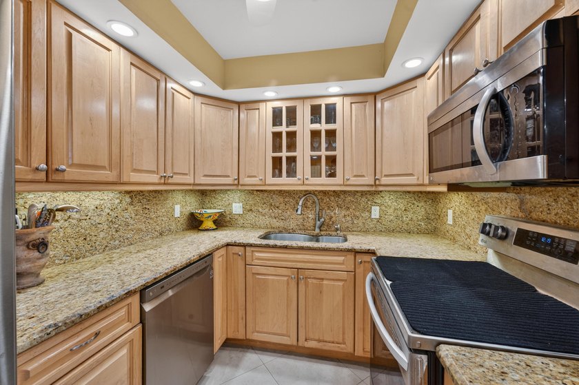 WATERFRONT UPSCALE CUSTOM RENOVATION 2BR/2 B CONDO BE PROUD OF - photo 8