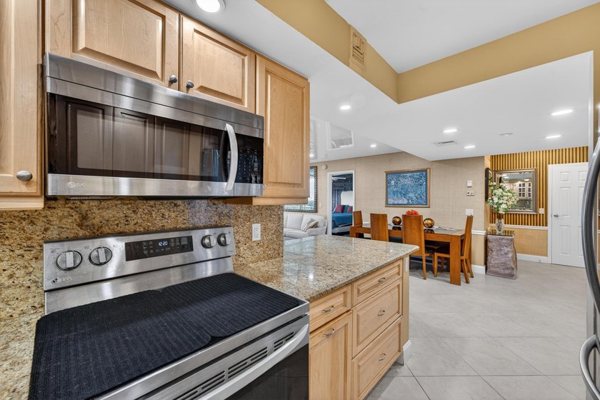 WATERFRONT UPSCALE CUSTOM RENOVATION 2BR/2 B CONDO BE PROUD OF - photo 9