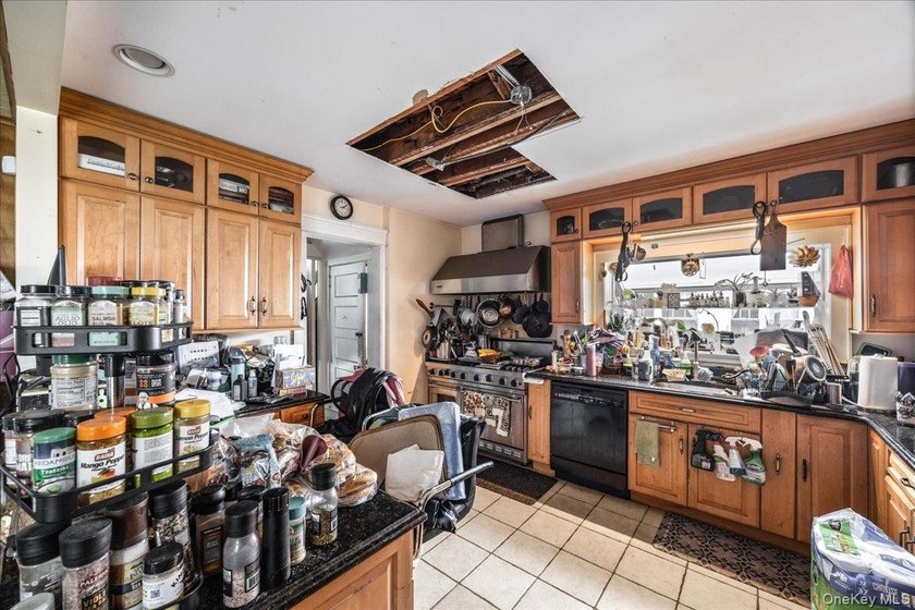 Incredible opportunity to restore and reimagine this spacious - photo 9