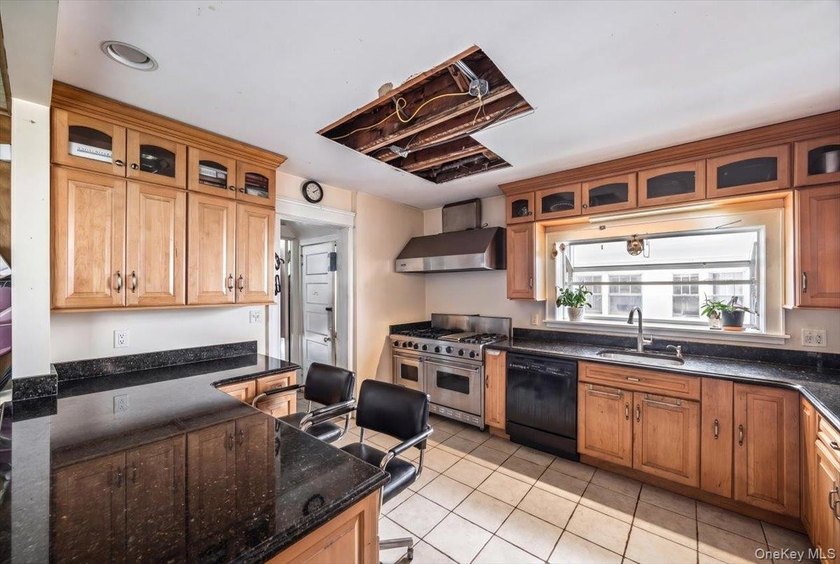 Incredible opportunity to restore and reimagine this spacious - photo 10