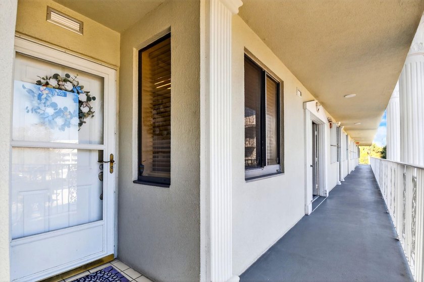 Spacious, investor friendly 3rd floor renovated and move in - photo 4