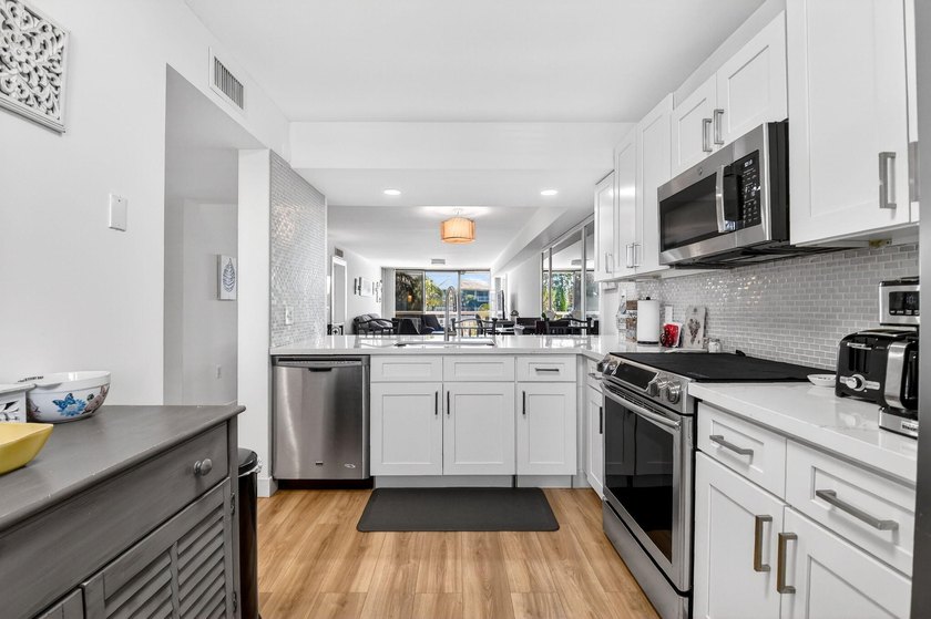 Spacious, investor friendly 3rd floor renovated and move in - photo 8