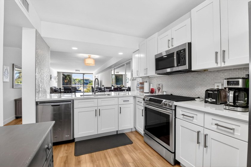 Spacious, investor friendly 3rd floor renovated and move in - photo 10