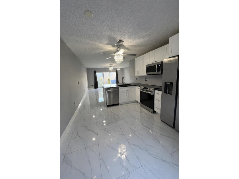 Welcome home! Fully renovated luxury patio home stands far above - photo 2