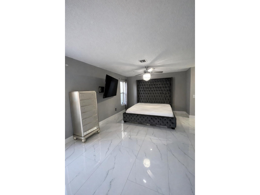 Welcome home! Fully renovated luxury patio home stands far above - photo 4
