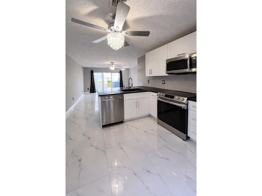 Welcome home! Fully renovated luxury patio home stands far above - photo 6