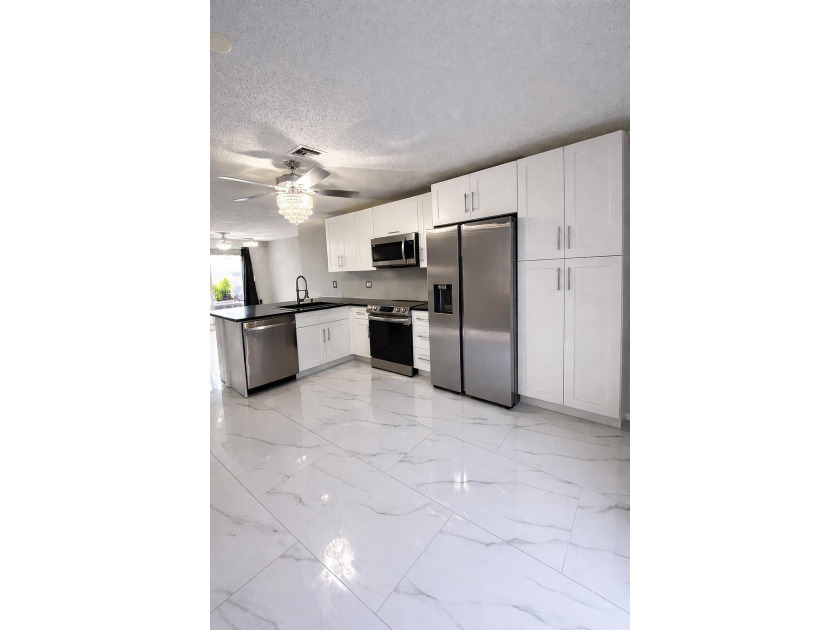 Welcome home! Fully renovated luxury patio home stands far above - photo 7